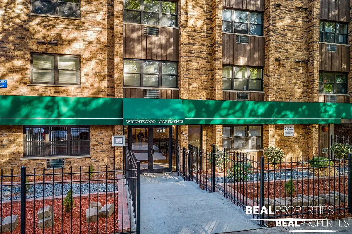 660 West Wrightwood — Photo 1