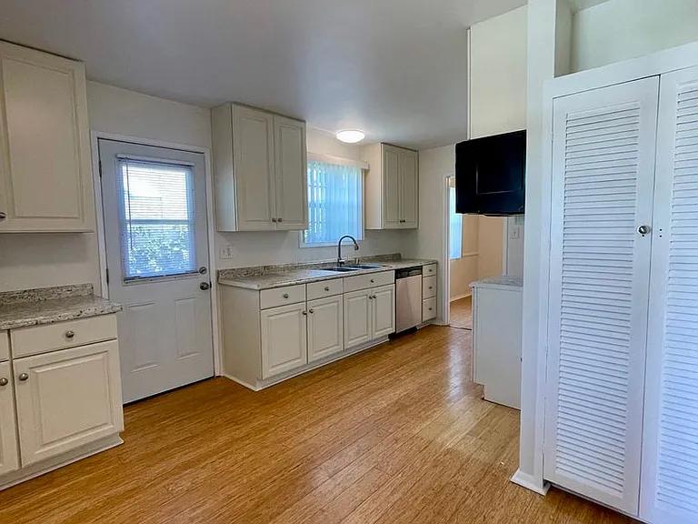 123 Hastings Ave — Photo 7