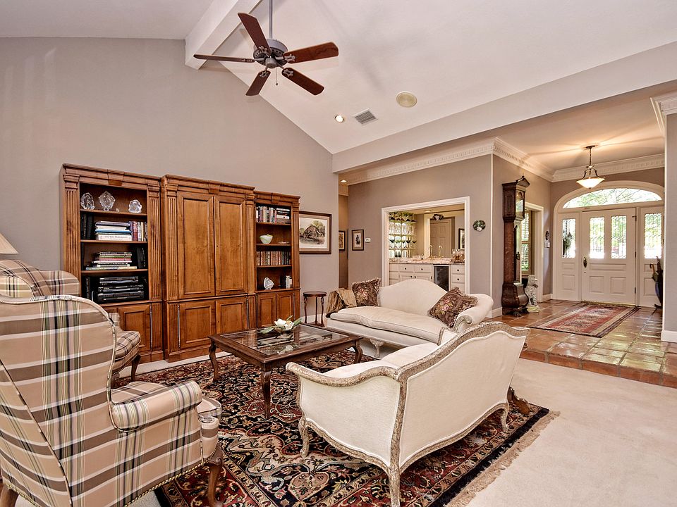Formal living with wet bar