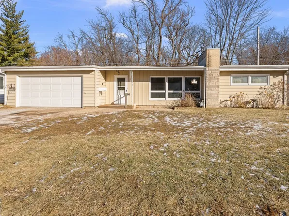 3102 15th St #A, Moline, IL 61265