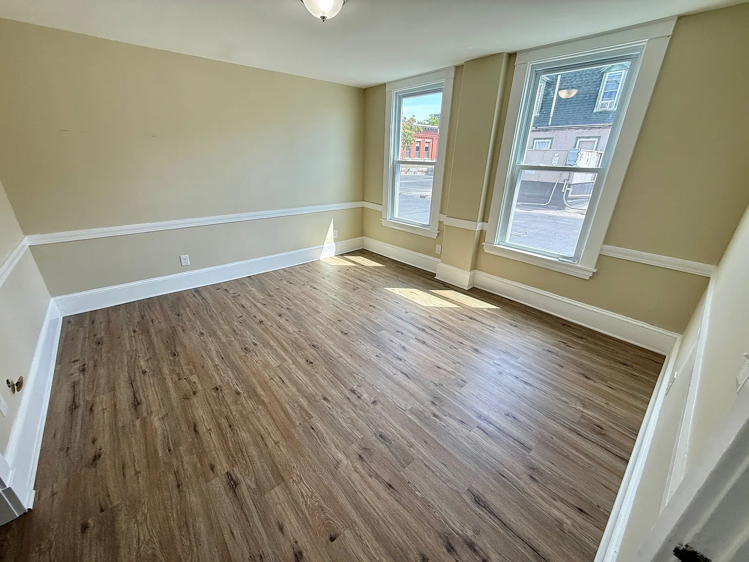2 bed, 1050 sqft, $1,900 — Photo 4