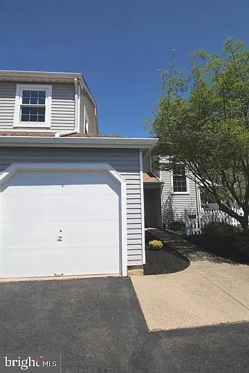 681A Rose Hollow Dr — Photo 3