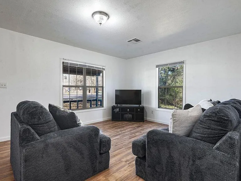472 E Main St — Photo 2