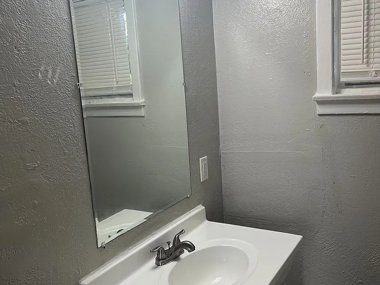 Eskridge Apartments. — Photo 10