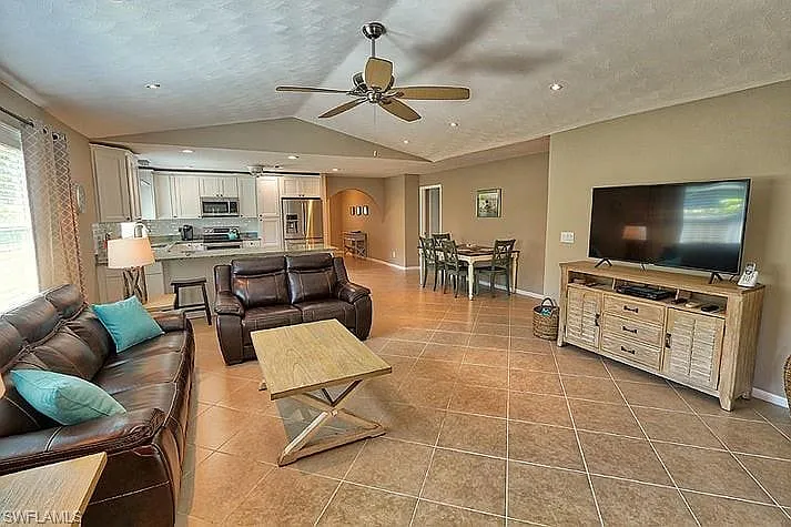 3 bed, 2.0 bath, 1700 sqft, $10,500 — Photo 4
