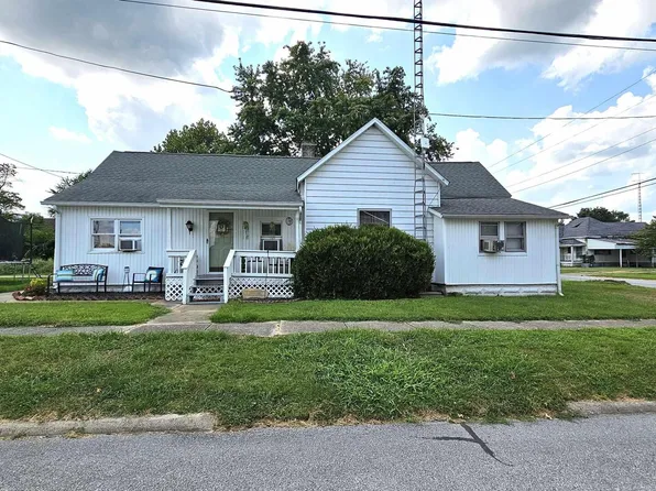 115 E Callie St, Sesser, IL 62884