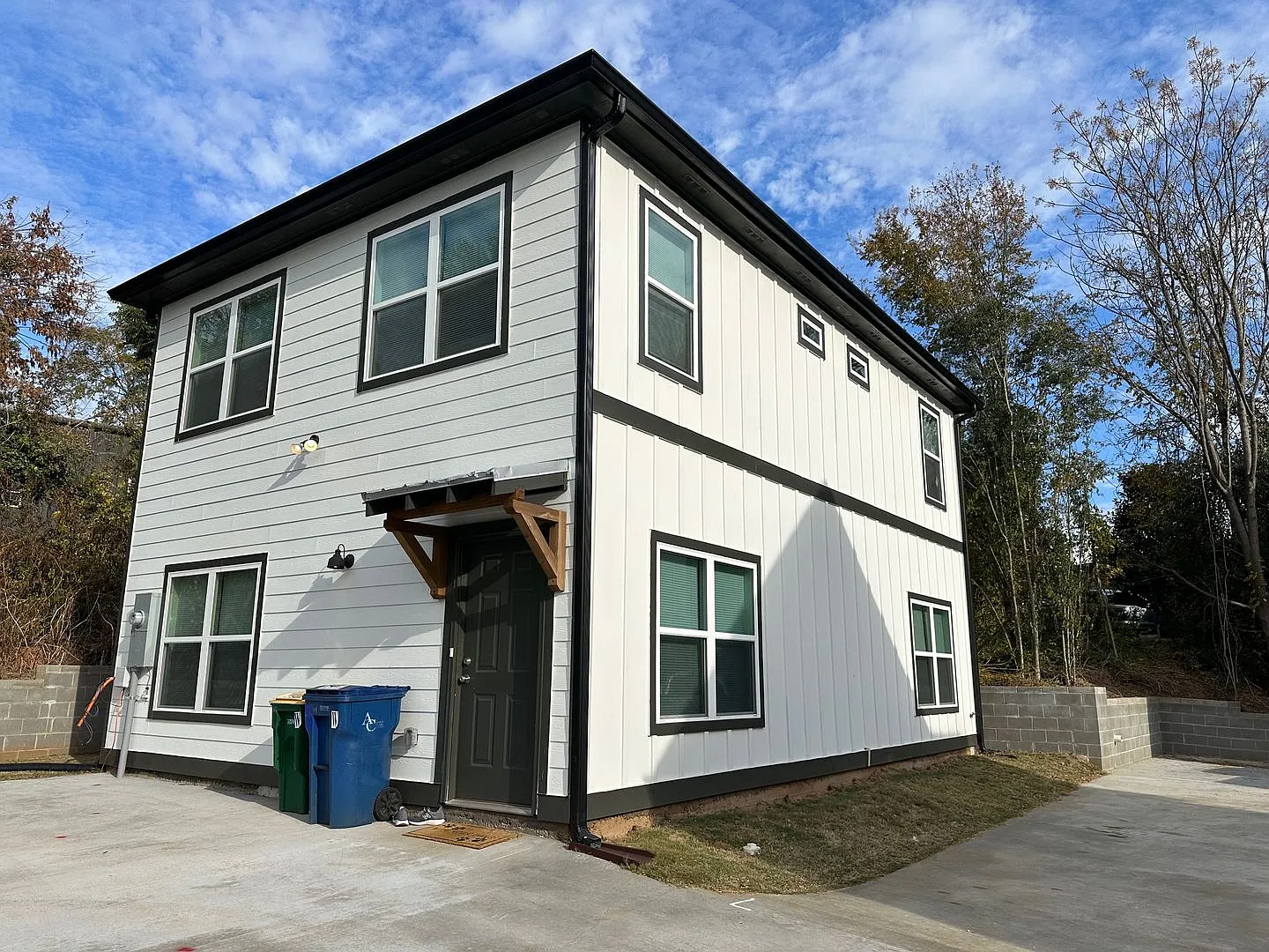 4 BR/ 4BA Home Located on MLK — Photo 2