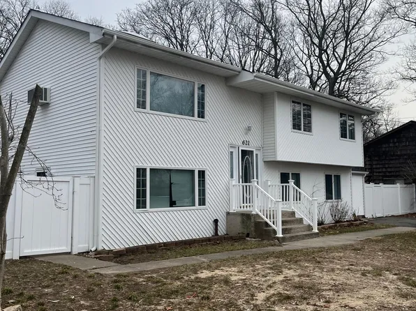 621 Old Town Rd #2, Pt Jefferson Station, NY 11776