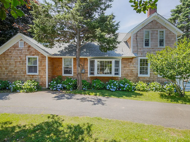 368 Pantigo Rd — Photo 13