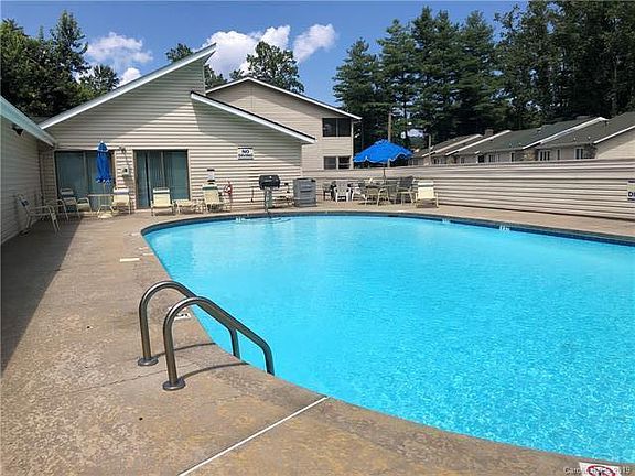 Beautiful, quiet and private swimming pool.