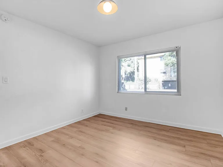 1545 North Laurel — Photo 12