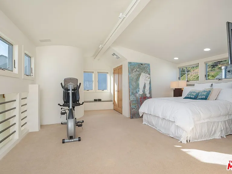 24456 Malibu Rd — Photo 24
