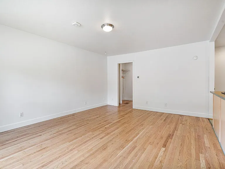 3908-3910 SE Woodward St #3908 — Photo 6