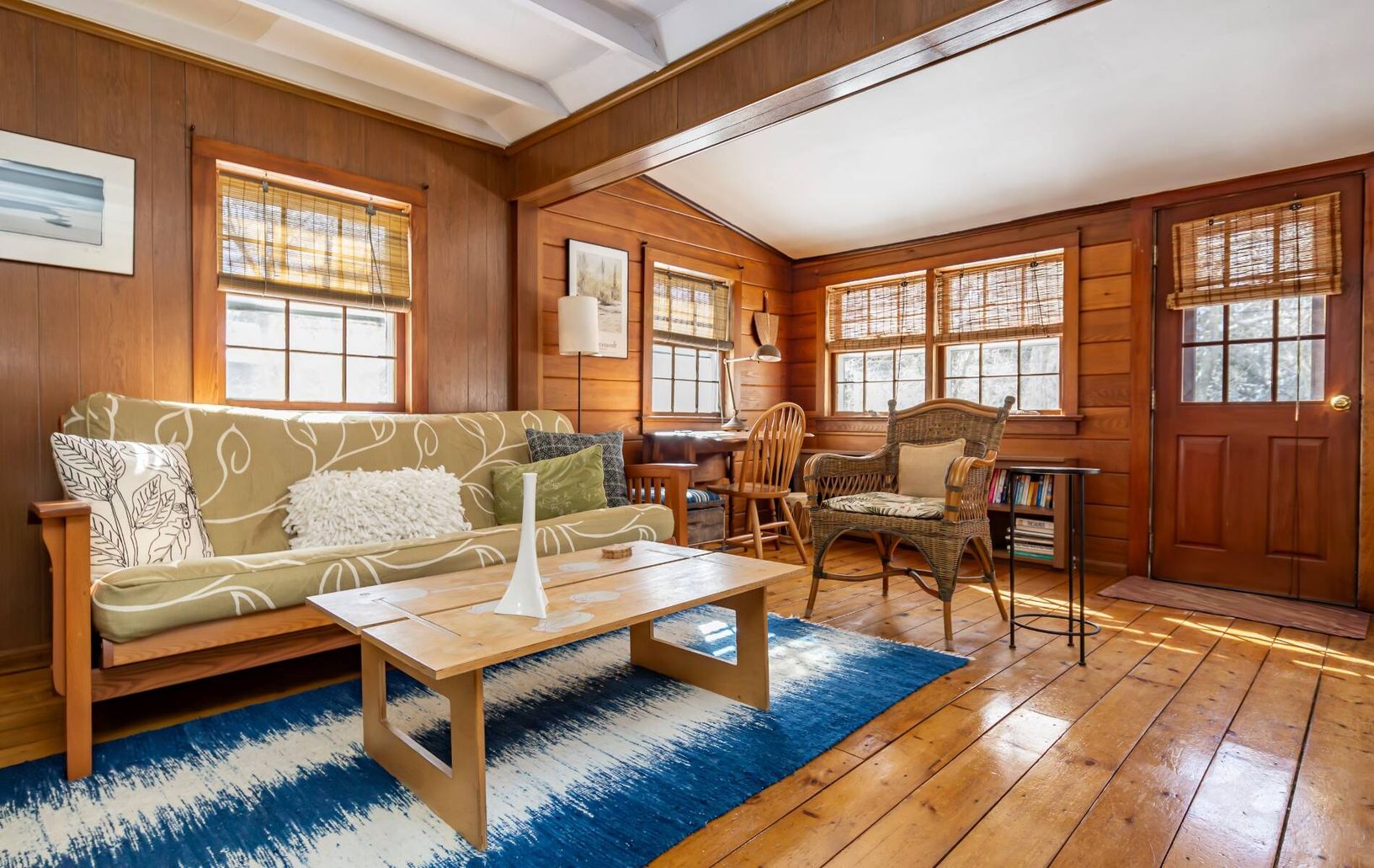  Living area, writing nook