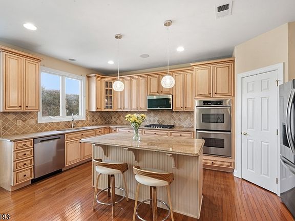 3rd image of 24 Crestview Dr