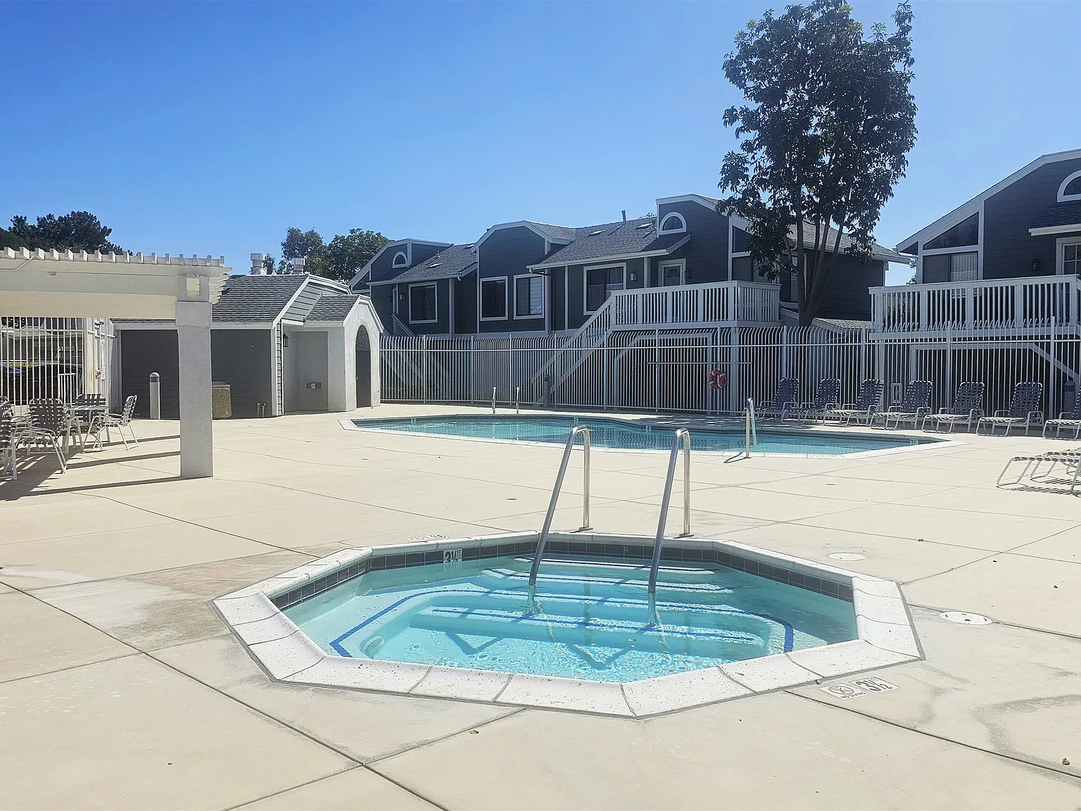 3 bed, 2.5 bath, 1250 sqft, $6,500 — Photo 4