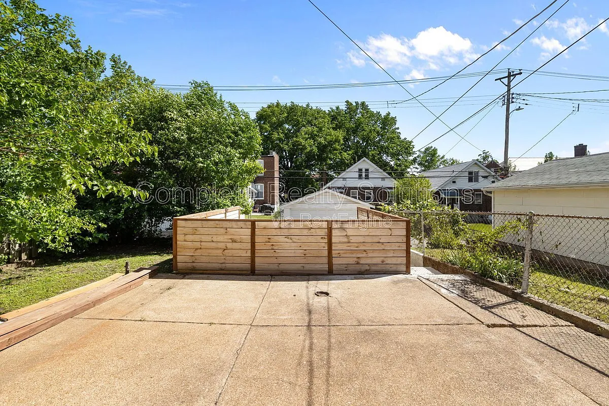 Building Photo - 5300 Bancroft Ave #A
