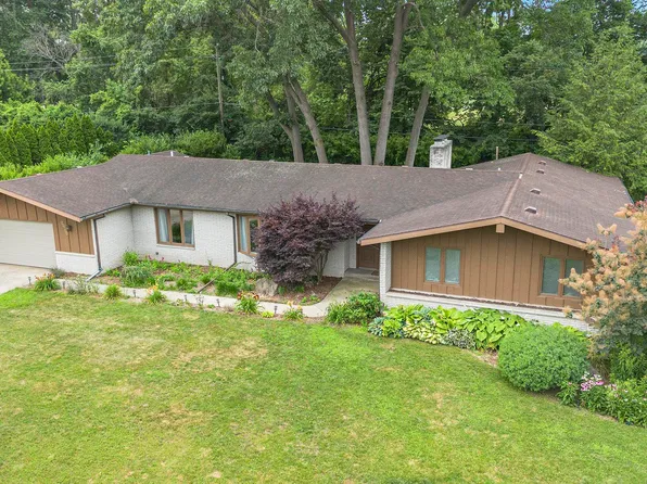 20700 S Gatehouse Dr, South Bend, IN 46637
