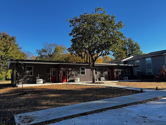 4th image of 610 W Tahlequah St