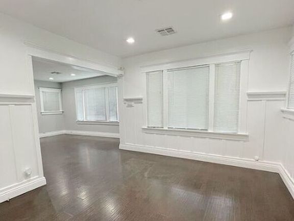 2nd image of 1211 N Beachwood Dr