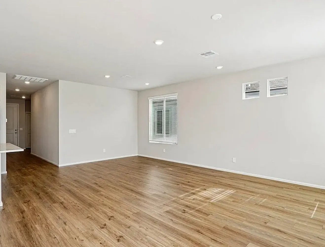 4 bed, 1373 sqft, $2,500 — Photo 4