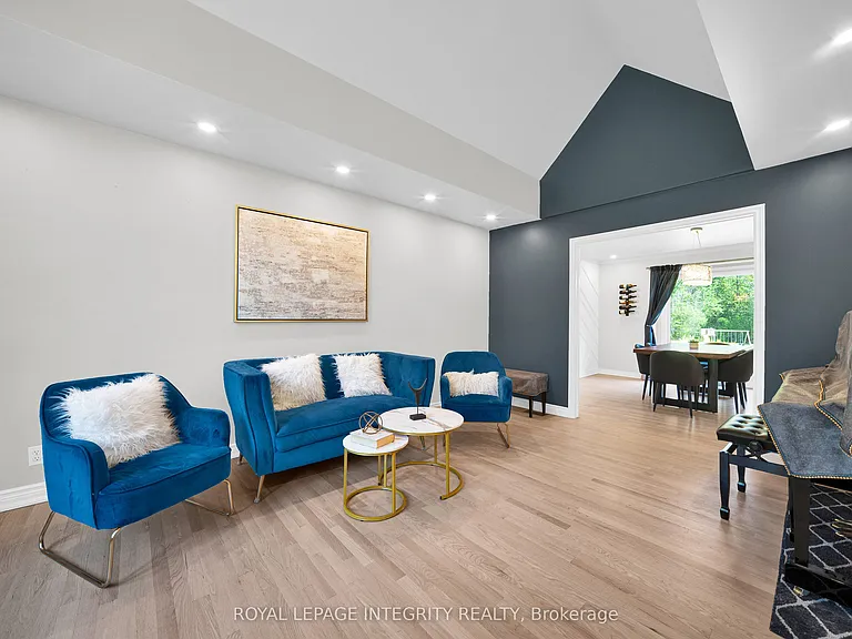 1218 Rideau Bend Cres — Photo 4