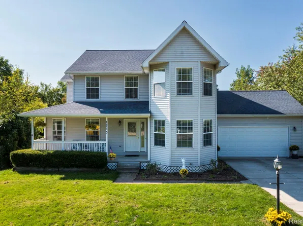 1533 Pleasant St, Lapeer, MI 48446