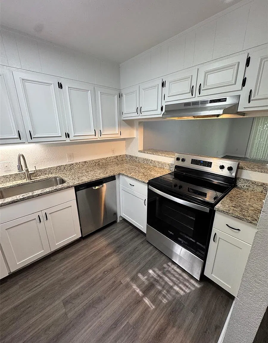 2 bed, 1.5 bath, 1200 sqft, $1,289 — Photo 3