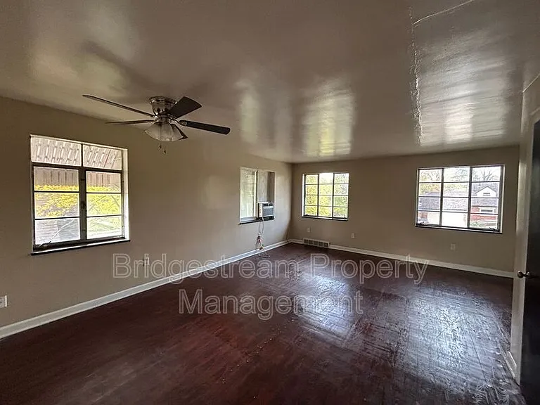 960 Sherwood Dr #B — Photo 2