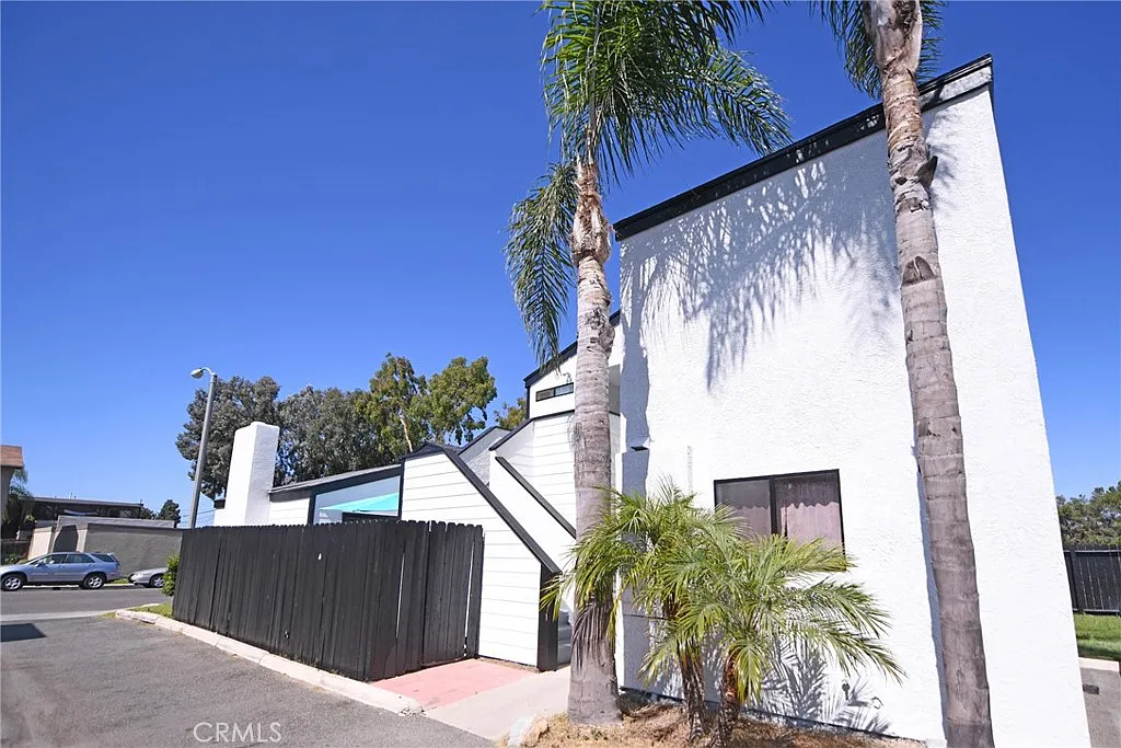 2 bed, 2.0 bath, 1000 sqft, $3,300 — Photo 2