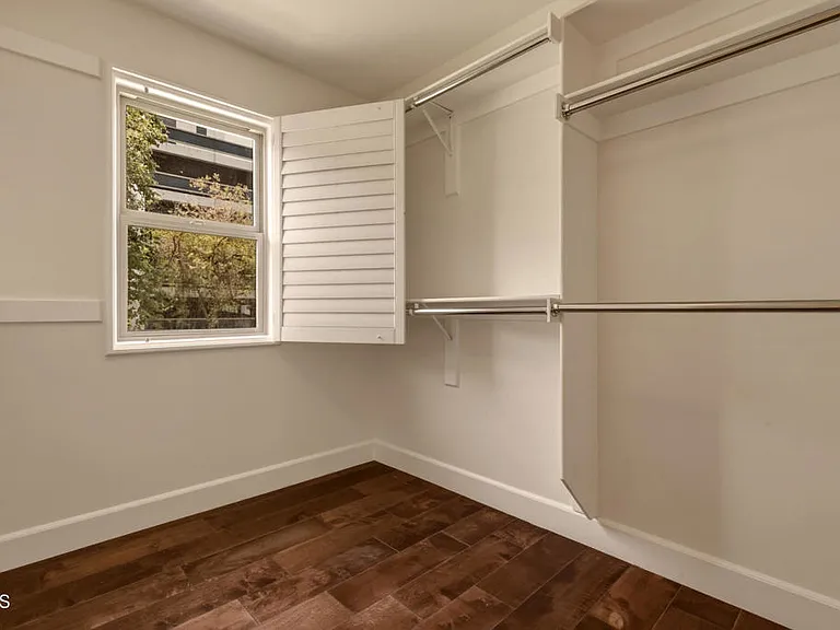 664 S Mansfield Ave — Photo 15