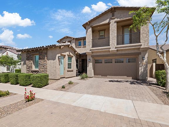 Paver Driveway, 2 entrances, front balcony
