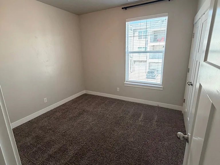 85 W Silver Springs Dr — Photo 10