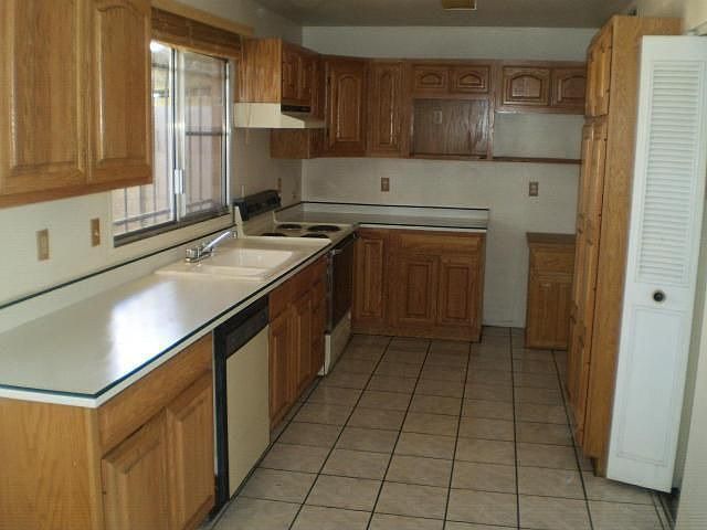 2nd image of 2608 W Elm St