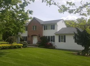 6 Burris Ct, Airmont, NY 10952