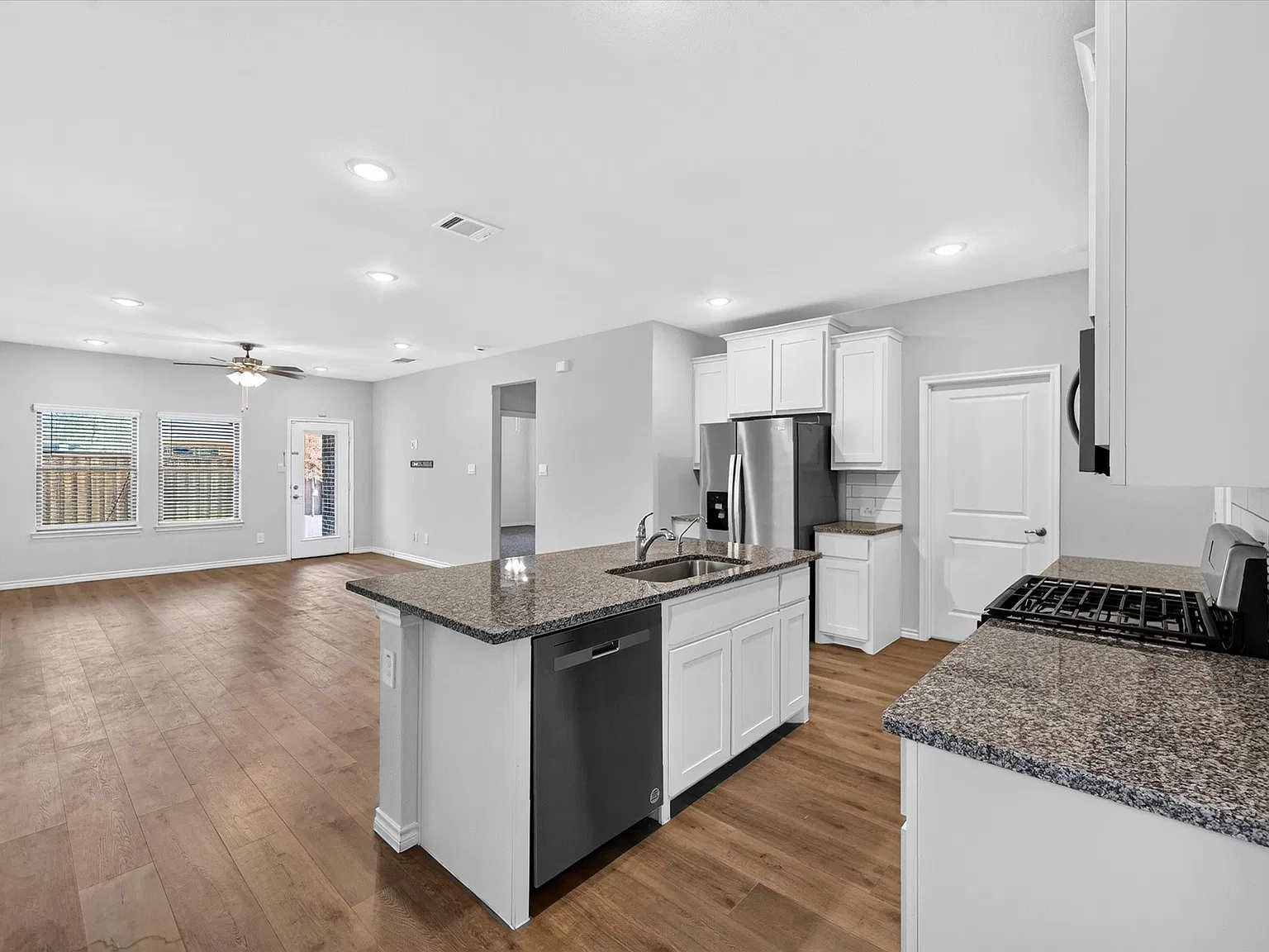 3 bed, 2.5 bath, 1928 sqft, $2,495 — Photo 3