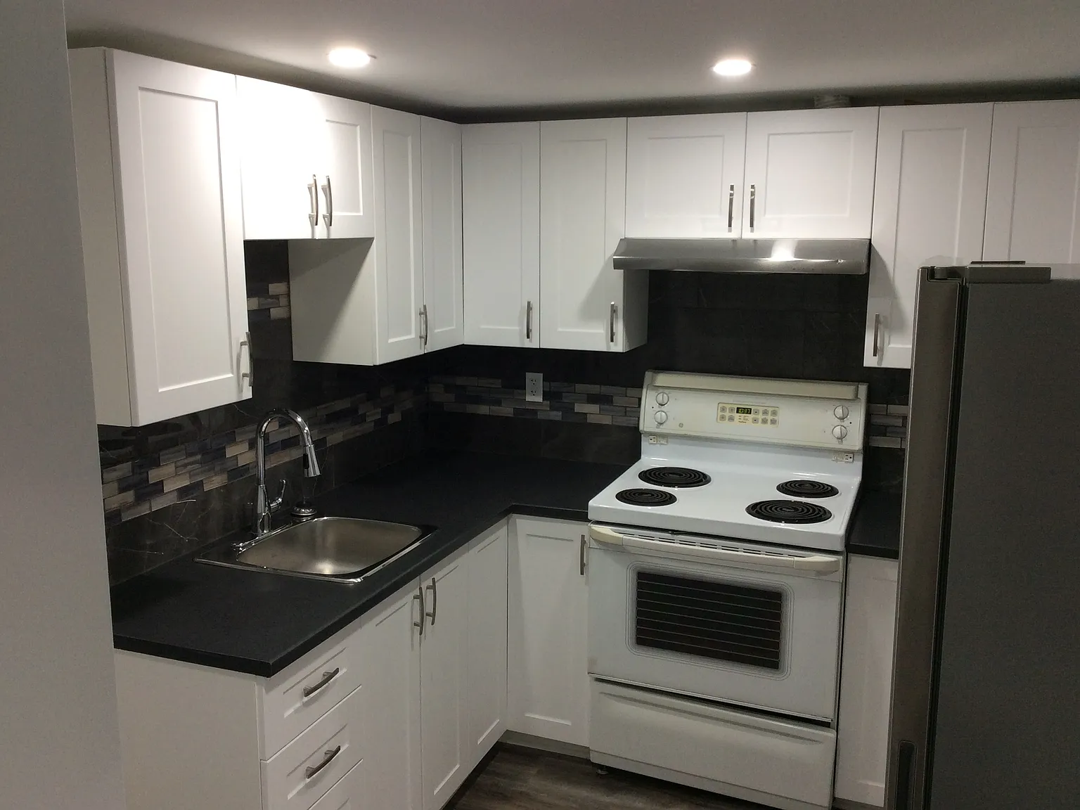 2 bed, 1100 sqft, $2,200 — Photo 2