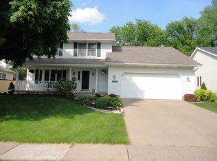 4265 Apple Valley Dr, Bettendorf, IA