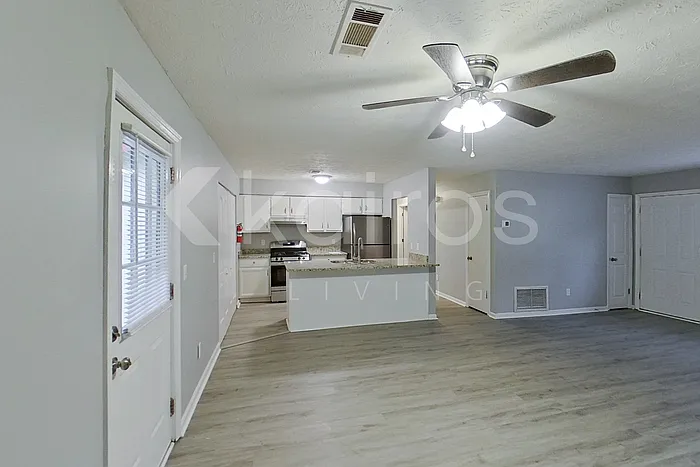 3 bed, 1.5 bath, 1084 sqft, $1,645 — Photo 4