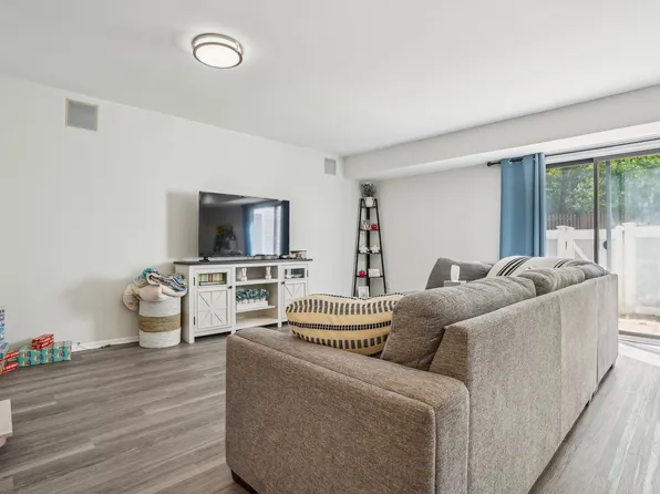 165 Essex Ave APT 110, Metuchen, NJ 08840