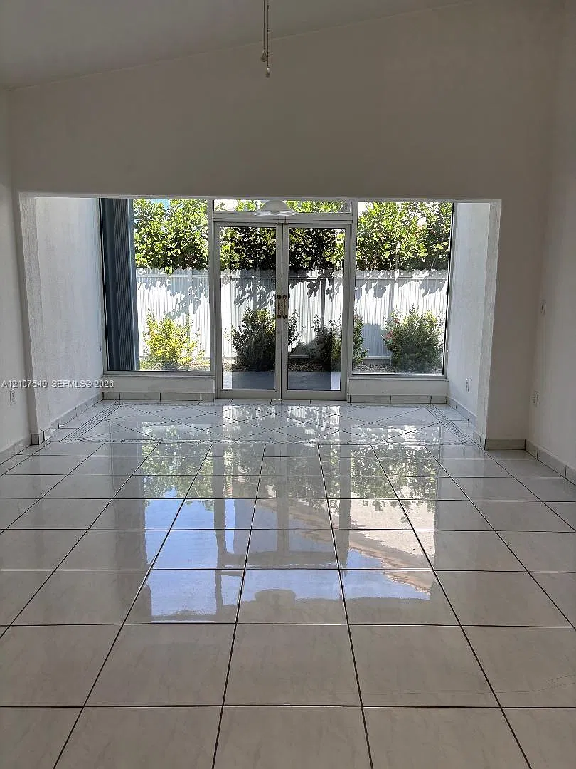 Florida Tropical Estates — Photo 4