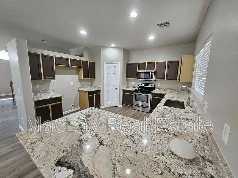 4 bed, 2.5 bath, 2483 sqft, $1,995 — Photo 4