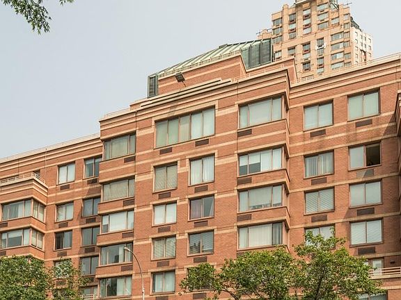 2nd image of 393 W 49th St #5CCDD