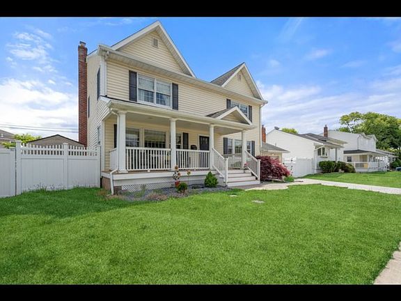 2nd image of 47 Syosset Cir