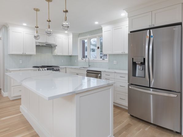 18 Longmeadow Dr, Canton, MA 02021