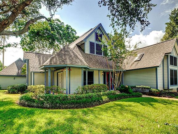 3rd image of 914 Colony Ct