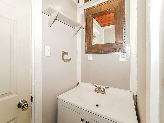 3rd image of 1117 E Corrington Ave