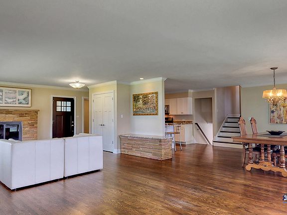 5th image of 22 Hawley Ct