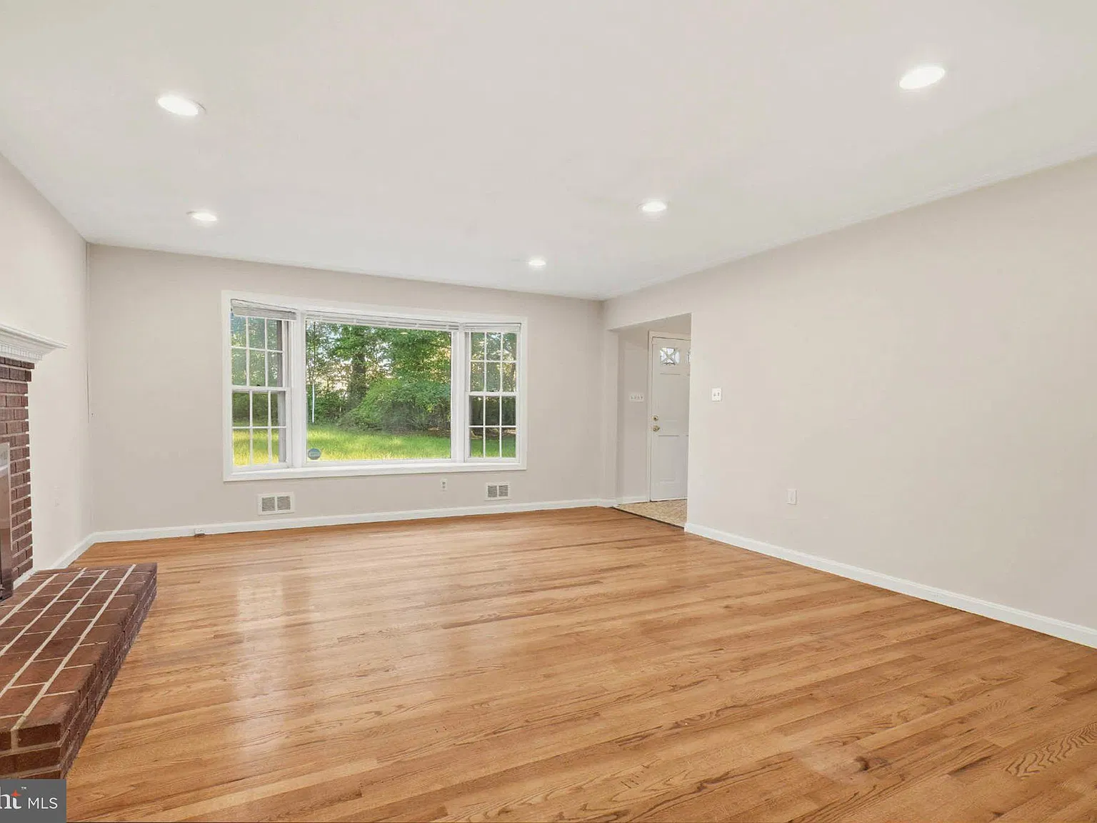 5 bed, 3.5 bath, 2872 sqft, $4,500 — Photo 2