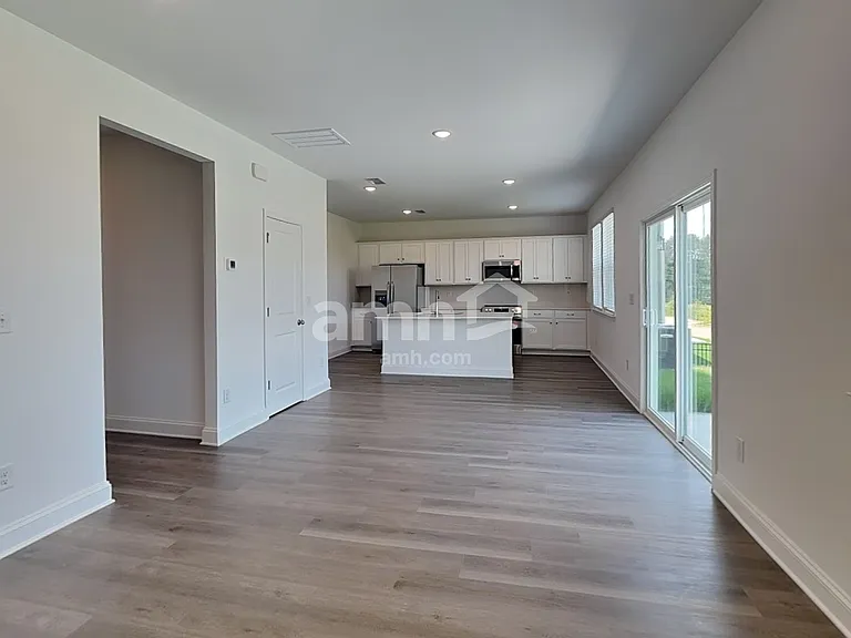 1124 Livengood Way — Photo 4